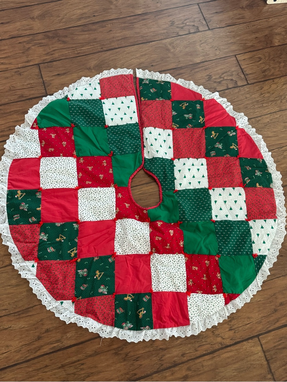 VTG Handmade Patchwork Christmas Tree Skirt 41” Eyelet Lace Trim Reversible Cozy
